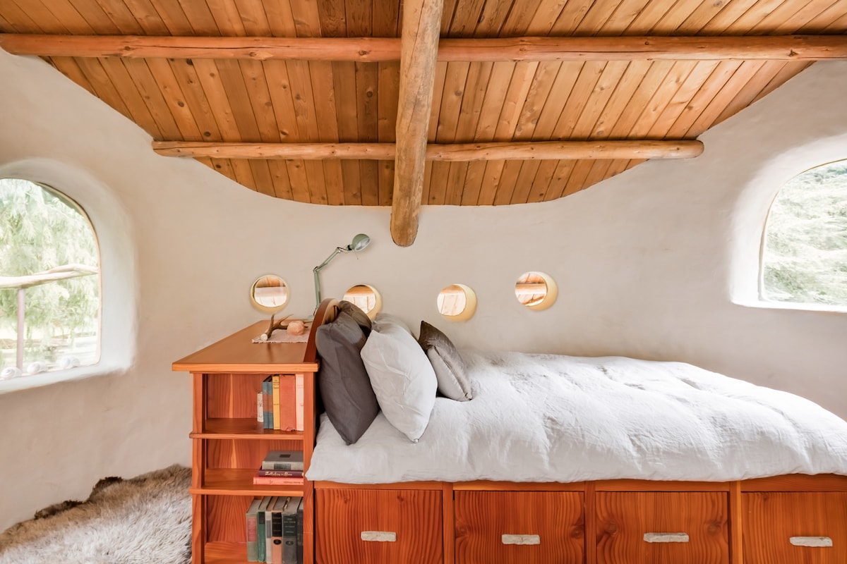 Cob Cottage — Maison en Terre Sculptée — photo 4