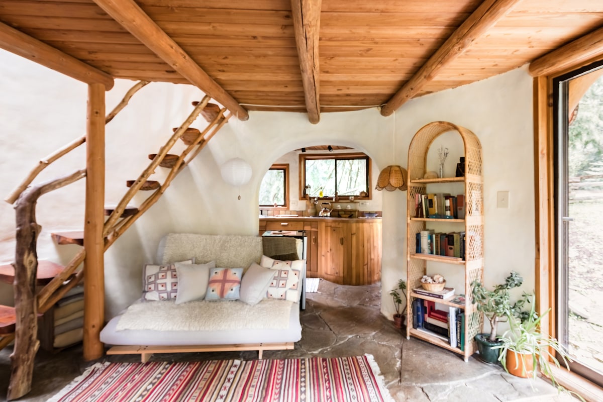Cob Cottage — Maison en Terre Sculptée — photo 5