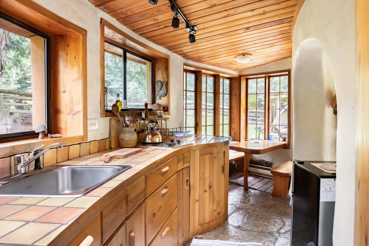 Cob Cottage — Maison en Terre Sculptée — photo 6