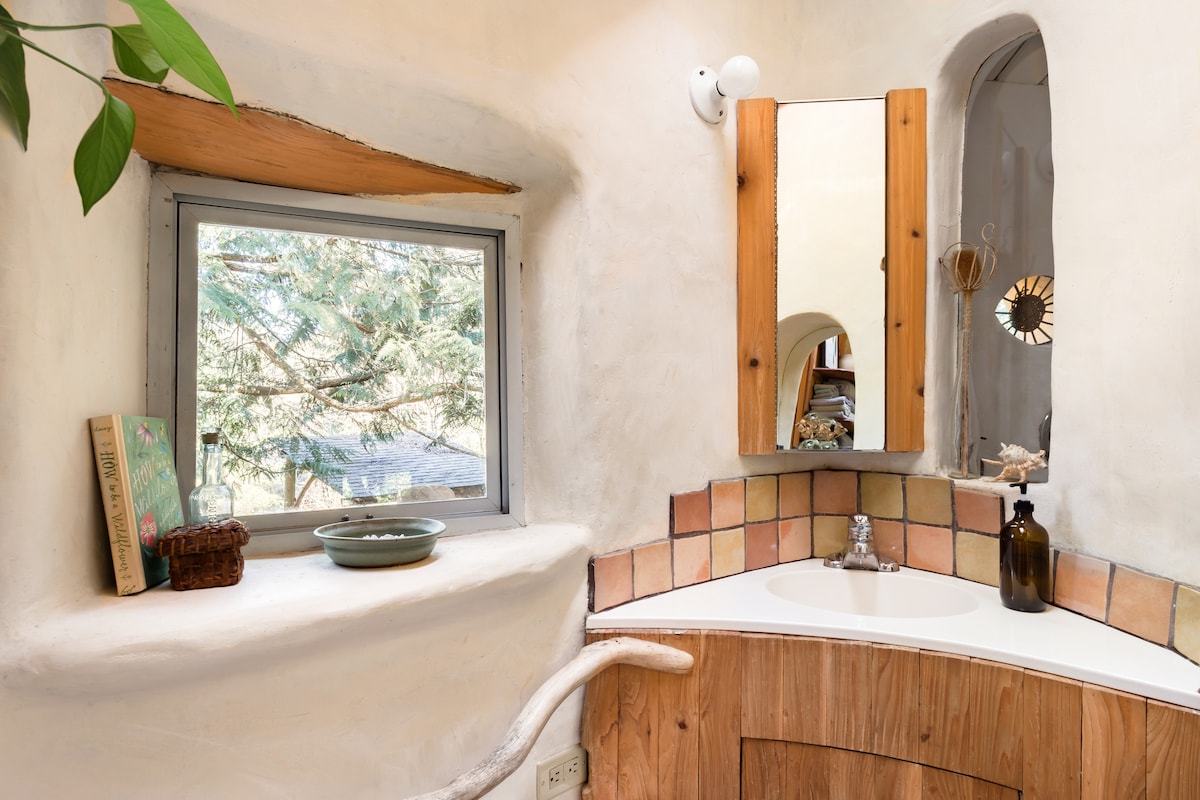 Cob Cottage — Maison en Terre Sculptée — photo 7